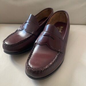 Vtg G.H. Bass Weejuns leather penny loafers. In good condition. Sz. 7.5B. USA.